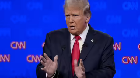 Der ehemalige US-Präsident Donald Trump nimmt an einer Präsidentschaftsdebatte mit US-Präsident Biden / © Gerald Herbert/AP (KNA) Der ehemalige US-Präsident Donald Trump nimmt an einer Präsidentschaftsdebatte mit US-Präsident Biden / © Gerald Herbert/AP (KNA)