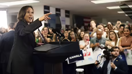 Vizepräsidentin Kamala Harris spricht in der Zentrale ihrer Kampagne / © Erin Schaff/POOL The New York Times/AP/dpa (dpa)